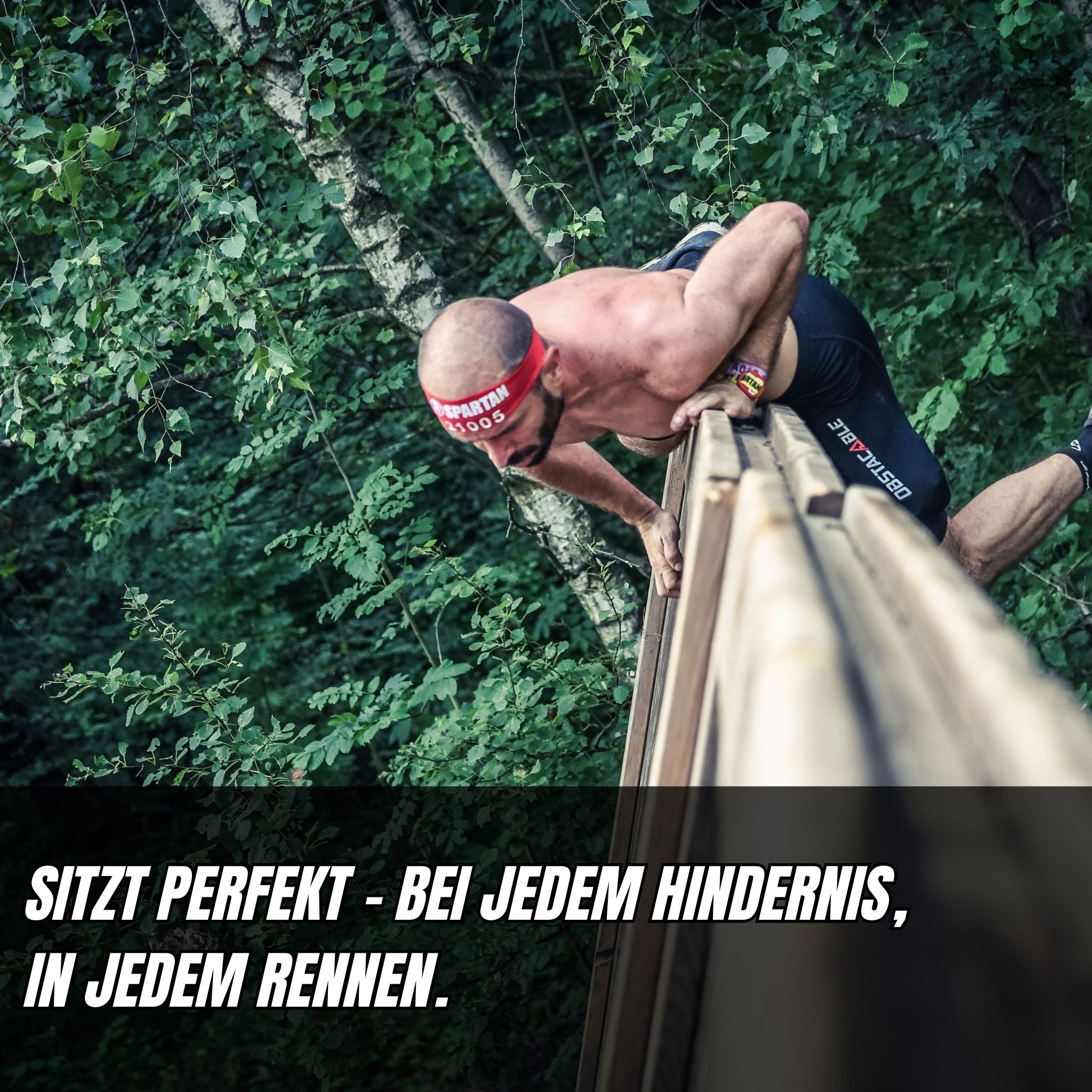 Athlet meistert Kletterhindernis mit OCR Shorts – rutschfest & eng anliegend für maximale Performance