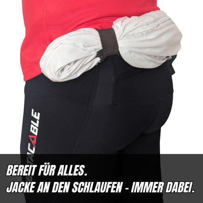 Jacke in den Shorts-Schlaufen verstaut – vorbereitet für wechselnde Wetterbedingungen im Hindernislauf